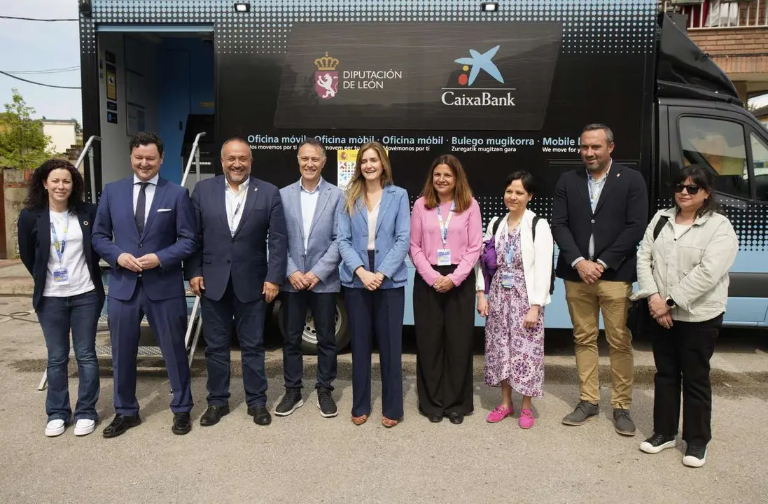 C&eacute;sar S&aacute;nchez. ICAL. La vicepresidenta y ministra para la Transici&oacute;n Ecol&oacute;gica, Sara Aagesen, visita la oficina bancaria m&oacute;vil de Caixabank en la plaza del Ayuntamiento de Caba&ntilde;as Raras (Le&oacute;n)