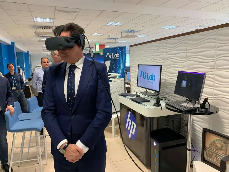 &Oacute;scar L&oacute;pez, este viernes durante su visita a las instalaciones de HP en Le&oacute;n. / LE&Oacute;N24HORAS