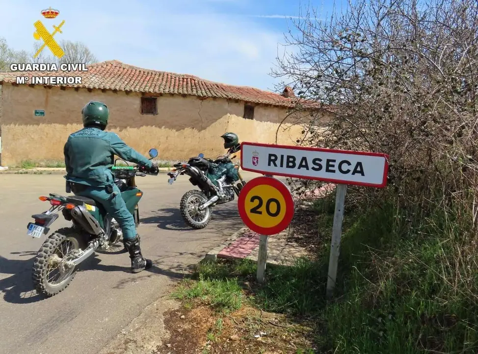 Patrulla del Seprona de la Guardia Civil en Ribaseca. / PRENSA SUBDELEGACI&Oacute;N