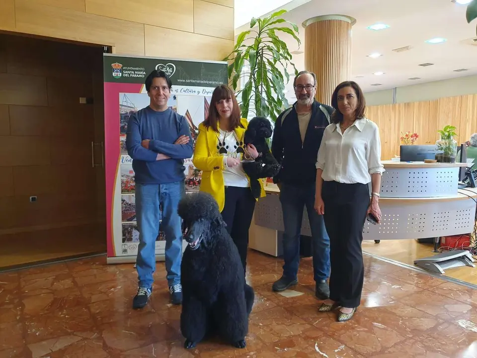 Recepci&oacute;n de la ganadora del premio caniche de oro en Santa Mar&iacute;a del P&aacute;ramo. 