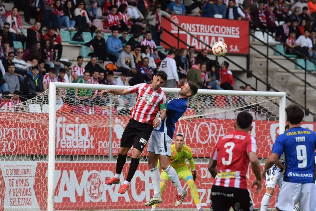 Dos jugadores se disputan un bal&oacute;n a&eacute;reo en el Zamora - Ponferradina de este s&aacute;bado. / SDPonferradina