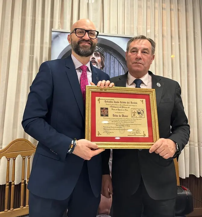 EL subdelegado del Gobierno en Le&oacute;n, H&eacute;ctor Alaiz, recibe el nombramiento de 'Seise de Honor' de la Cofrad&iacute;a del Santo Cristo del Perd&oacute;n. / PRENSA SUBDELEGACI&Oacute;N