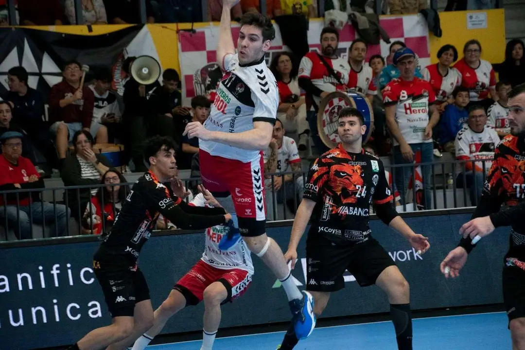 Una acci&oacute;n de ataque del Nava este domingo ante el Ademar Le&oacute;n. / DANIEL P&Eacute;REZ / BALONMANO NAVA 