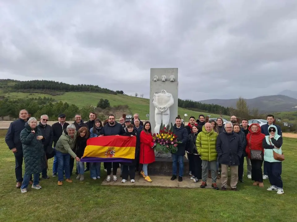 El PSOE de Le&oacute;n y Juventudes Socialistas conmemoran el 94 aniversario de la proclamaci&oacute;n de la II Rep&uacute;blica en Benllera 