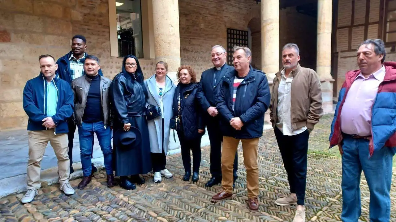 El obispo de Le&oacute;n, el padre Luis &Aacute;ngel de las Heras, recibe a las personas privadas de libertad del Centro Penitenciario de Le&oacute;n y del Centro de Inserci&oacute;n Social Jes&uacute;s Haddad, quienes participan como braceros y braceras en la Procesi&oacute;n del Perd&oacute;n, organizada por la Cofrad&iacute;a del Santo Cristo del Perd&oacute;n