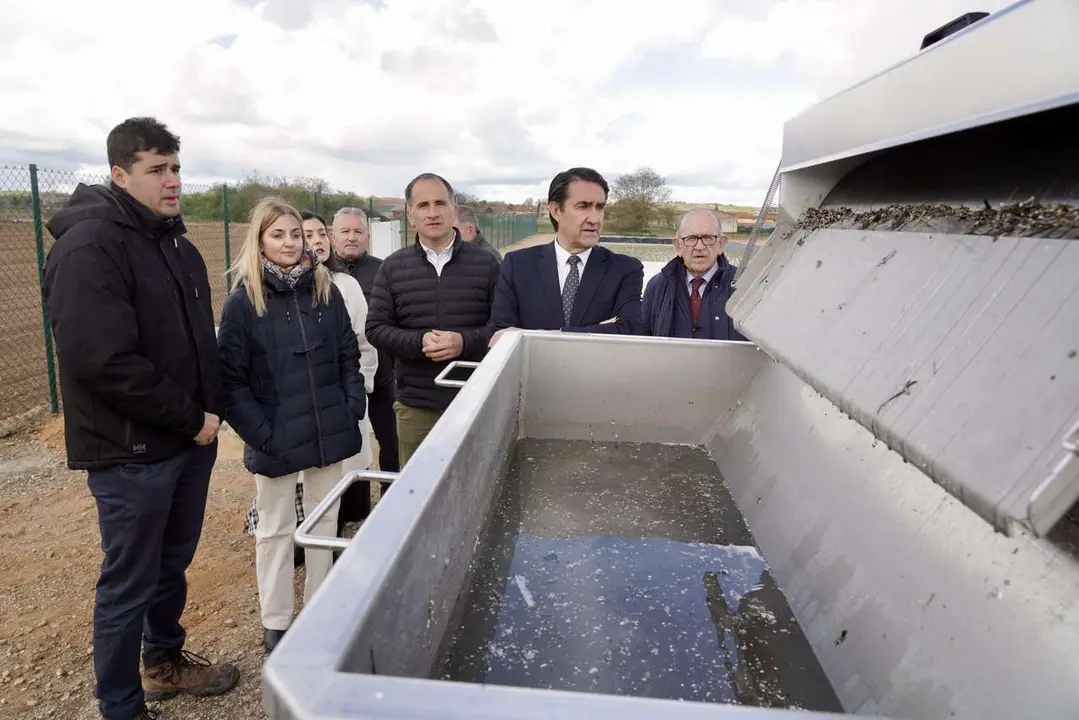 Campillo. ICAL. El consejero de Medio Ambiente, Vivienda y Ordenaci&oacute;n del Territorio, Juan Carlos Su&aacute;rez-Qui&ntilde;ones, visita la estaci&oacute;n depuradora de aguas residuales de Villaquejida.