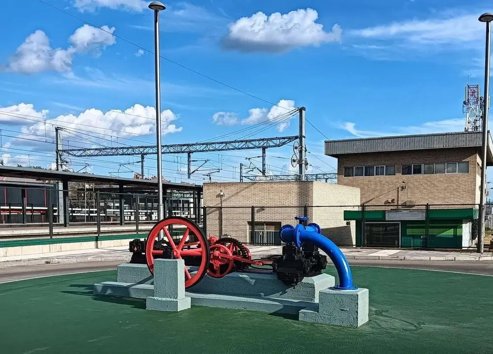 Adif restaura y reubica una bomba de vapor de agua de 1865 en la ampliaci&oacute;n de la estaci&oacute;n de Le&oacute;n"