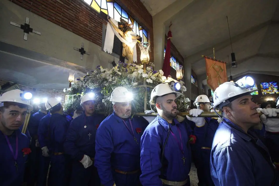 C&eacute;sar S&aacute;nchez. ICAL. La Hermandad del Cristo de los Mineros de Caboalles de Abajo, en el municipio de Villablino (Le&oacute;n), celebra su procesi&oacute;n, con la entrada del Cristo al Pozo Mar&iacute;a y recuerdo a los cinco mineros fallecidos en el accidente en la mina de Cerredo (Asturias)