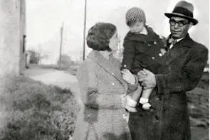 Buenaventura Durruti con su hija Collet en brazos en Barcelona en los a&ntilde;os 30 del siglo pasado.

