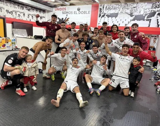 Celebraci&oacute;n de la Cultural tras vencer al N&agrave;stic 2-1. / CyDLeonesa