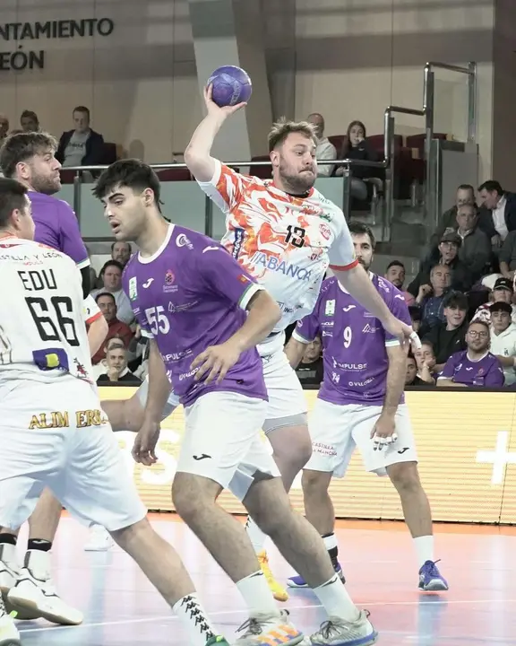 Un momento del partido del Ademar contra el Guadalajara. / ASOBAL
