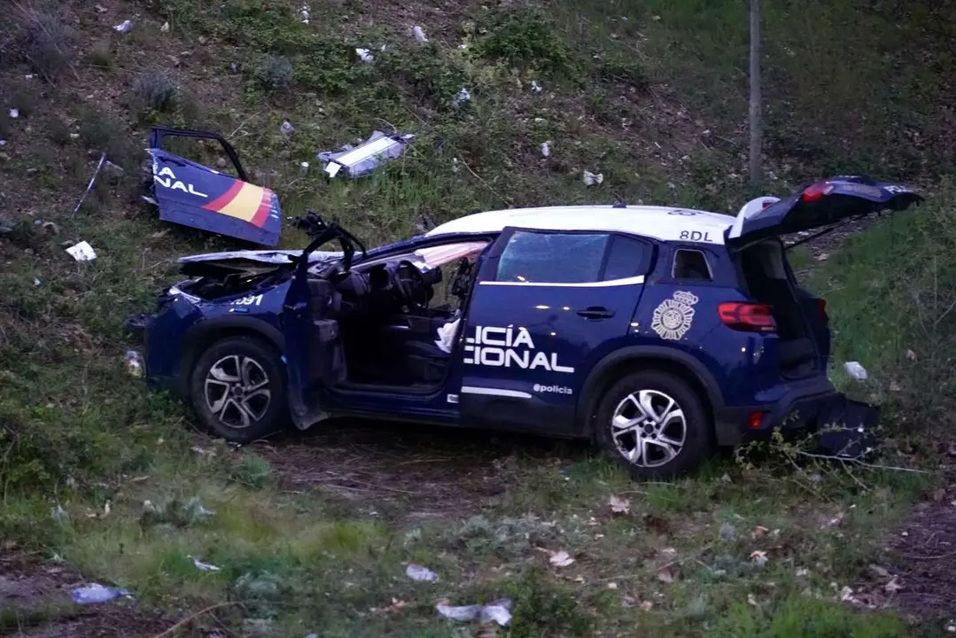 Campillo. ICAL. Dos polic&iacute;as heridos en la salida de v&iacute;a y posterior vuelco de un coche patrulla frente al Palacio de Exposiciones de Le&oacute;n
