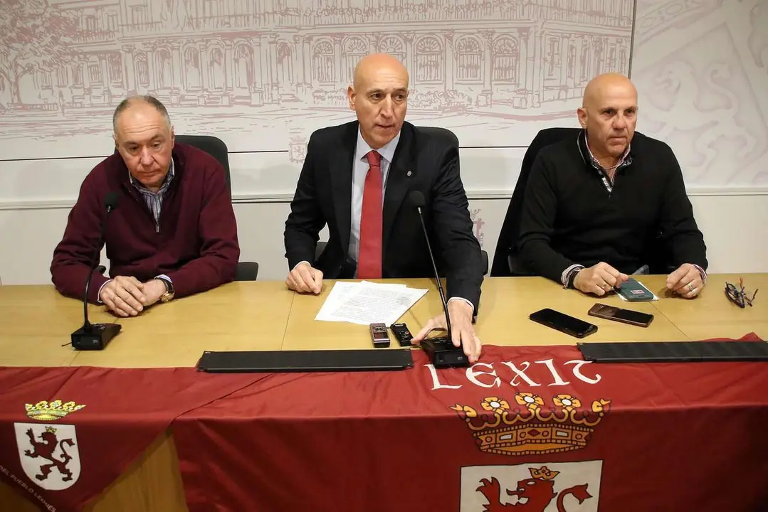 Peio Garc&iacute;a. ICAL. El alcalde de Le&oacute;n, Jos&eacute; Antonio Diez, participa en la presentaci&oacute;n de los actos reivindicativos previstos para el 23 de abril junto al portavoz de la Uni&oacute;n del Pueblo Leon&eacute;s, Eduardo L&oacute;pez Sendino, y representantes de Conceyu Pa&iacute;s Llion&eacute;s