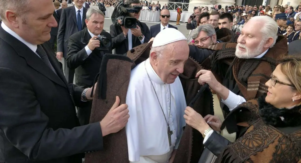ICAL. La Diputaci&oacute;n de Zamora regala al Papa Francisco una capa alistana
