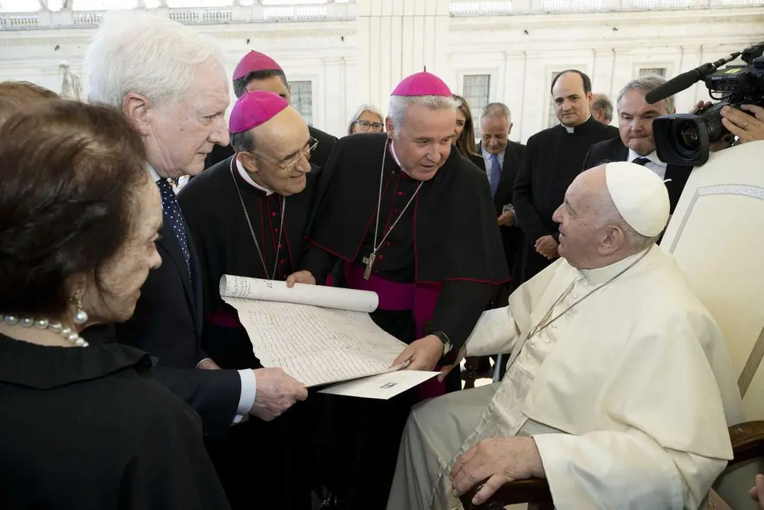 ICAL. El papa Francisco recibe a la Fundaci&oacute;n VIII Centenario de la Catedral. Burgos 2021. En la imagen el vicepresidente de la Fundaci&oacute;n VIII Centenario, Antonio Miguel M&eacute;ndez Pozo