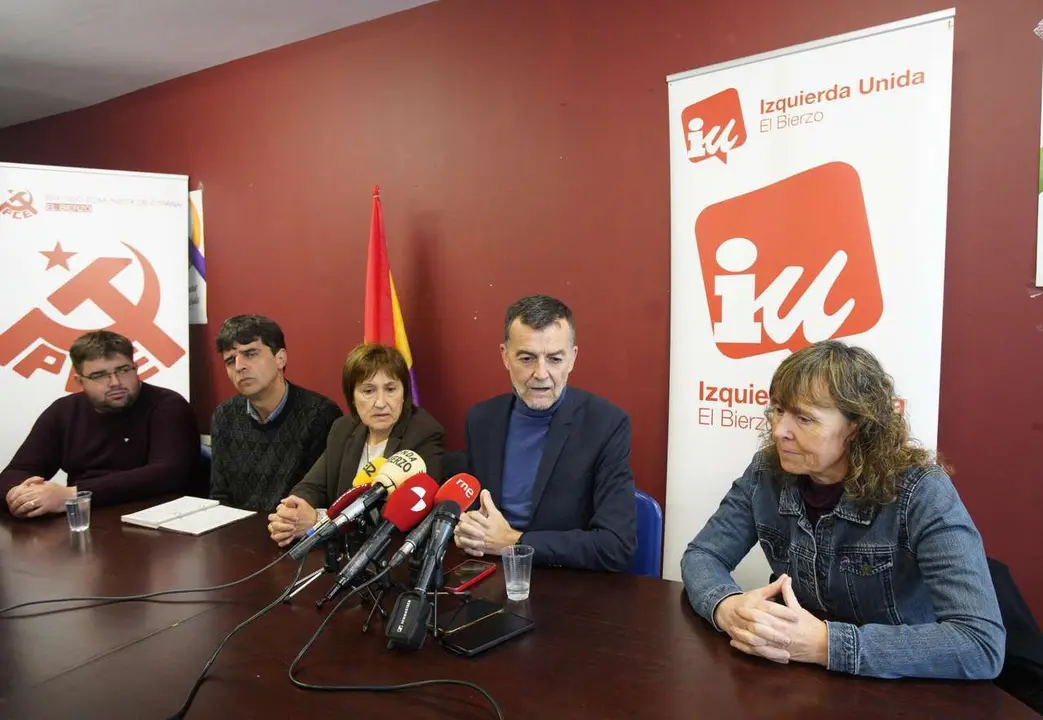 C&eacute;sar S&aacute;nchez. ICAL. El coordinador federal de IU, Antonio Maillo, durante su visita a la sede local de la formaci&oacute;n en Ponferrada