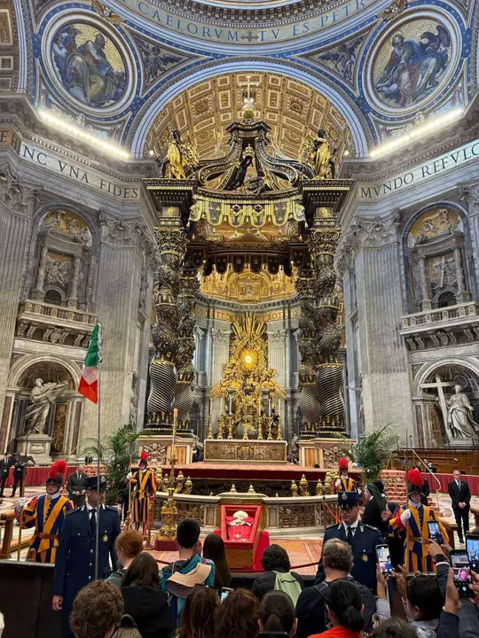 Peregrinos leoneses desplazados a Roma en la capilla ardiente del papa Francisco