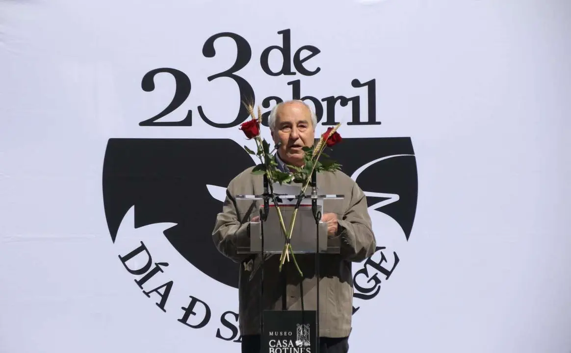 Peio Garc&iacute;a. ICAL. Jos&eacute; Luis Puerto pronuncia el preg&oacute;n de los actos de celebraci&oacute;n del d&iacute;a de san Jorge, al que sigue una lectura p&uacute;blica de su historia, bajo el drag&oacute;n que Gaud&iacute; ide&oacute; para el edificio