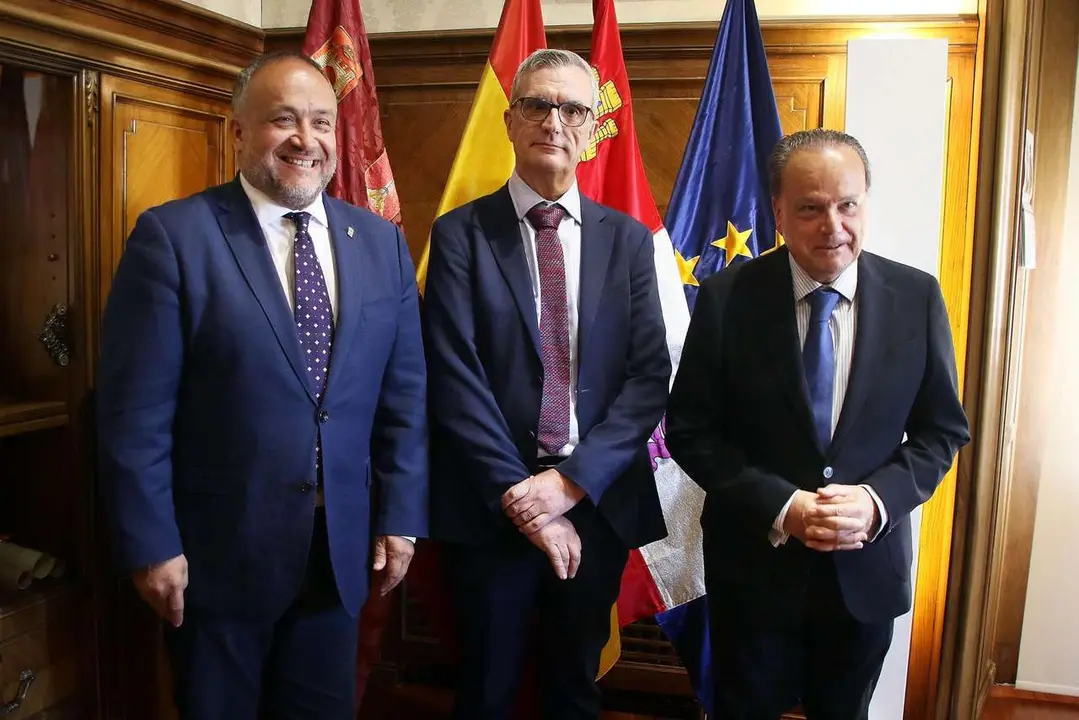 Peio Garc&iacute;a. ICAL. El presidente del Consejo de Cuentas de Castilla y Le&oacute;n, Mario Amilivia Gonz&aacute;lez, acompa&ntilde;ado de Luis Gracia Romero, titular de la Autoridad Independiente en materia de corrupci&oacute;n de Castilla y Le&oacute;n (AICCYL), y el presidente de la Diputaci&oacute;n Provincial de Le&oacute;n, Gerardo &Aacute;lvarez Courel