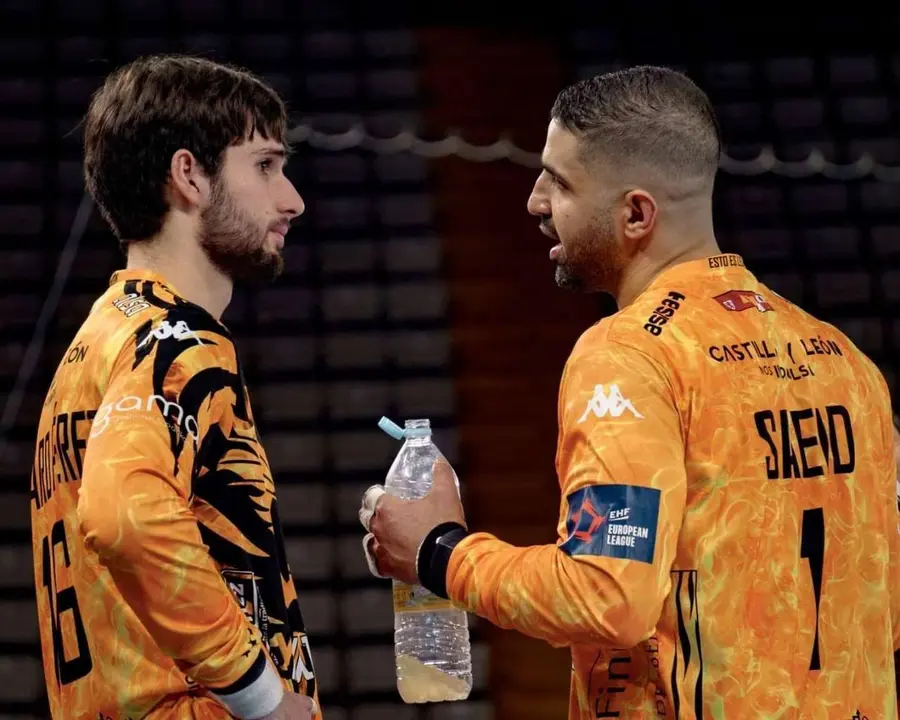 Los porteros del Ademar conversan en un partido de esta temporada. / ADEMAR