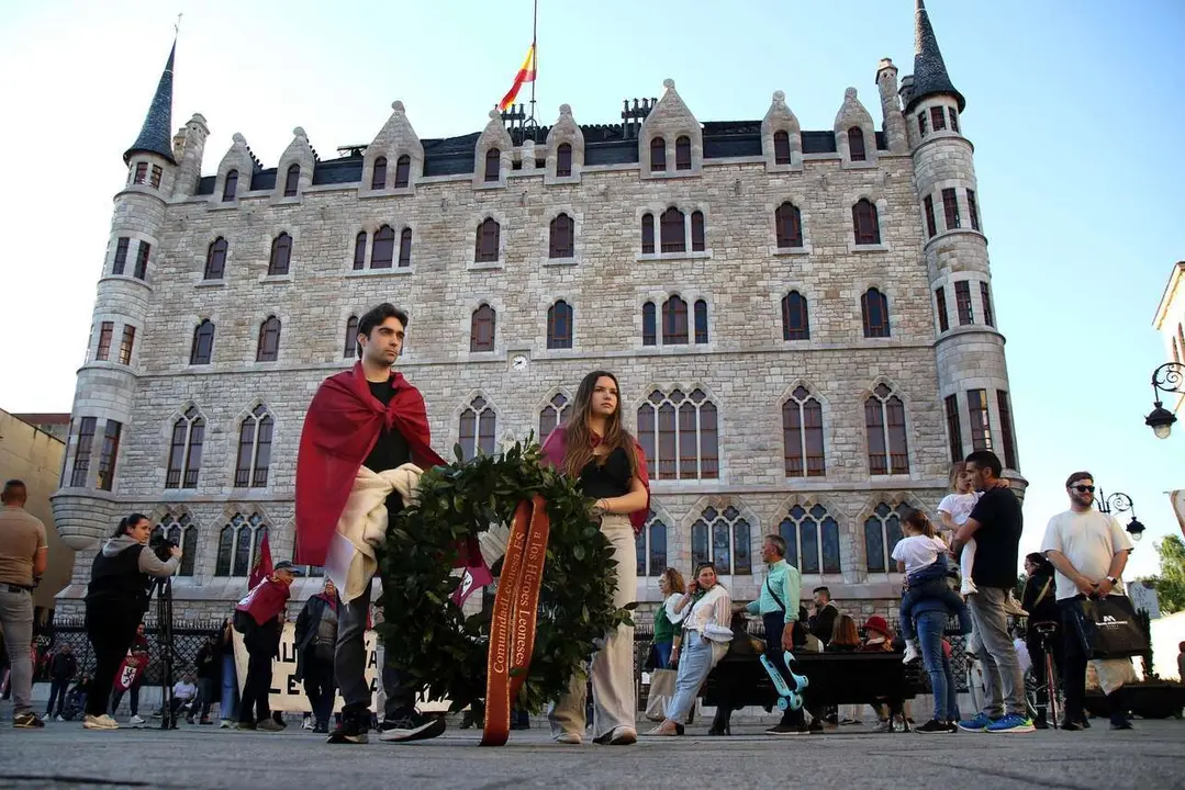 Peio Garc&iacute;a. ICAL. La Plaza Mayor acoge la tradicional celebraci&oacute;n de los sublevados contra Napole&oacute;n, en un acto que comenz&oacute; en la plaza de San Marcelo al son de m&uacute;sica tradicional