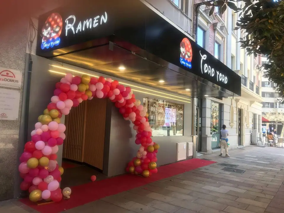 Fachada del nuevo Toro Toro Ramen en la plaza de las Cortes. / LE&Oacute;N24HORAS