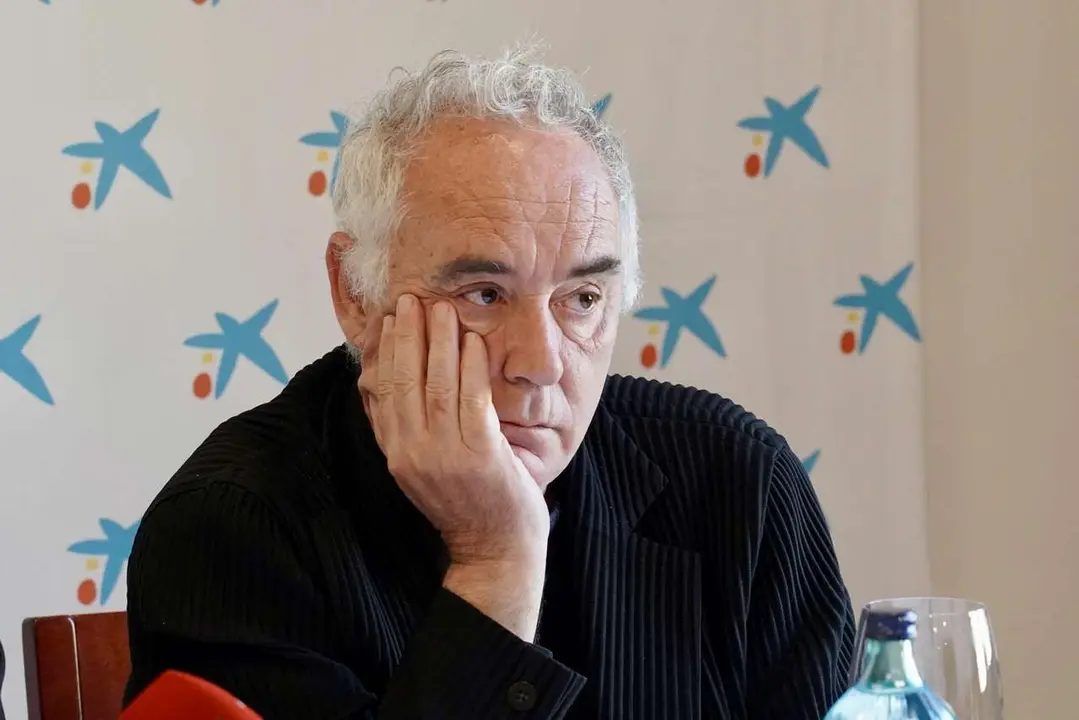 El presidente de ElBulliFoundation, Ferr&aacute;n Adri&aacute;, y el director territorial de CaixaBank en Castilla y Le&oacute;n, Gerardo Cuartero, presentan un curso de hoster&iacute;a y las actividades organizadas con motivo de la visita del cocinero a Le&oacute;n. / CAMPILLO / ICAL