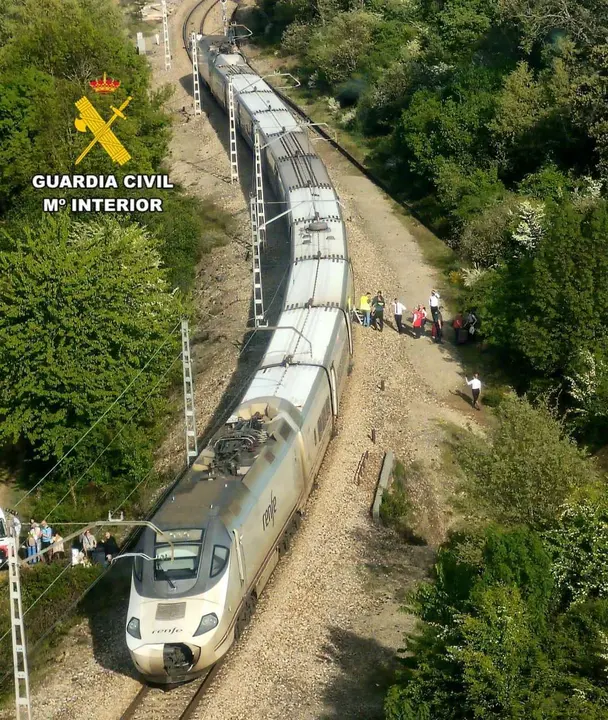 Tren paralizado cerca de Bembibre. / GUARDIA CIVIL