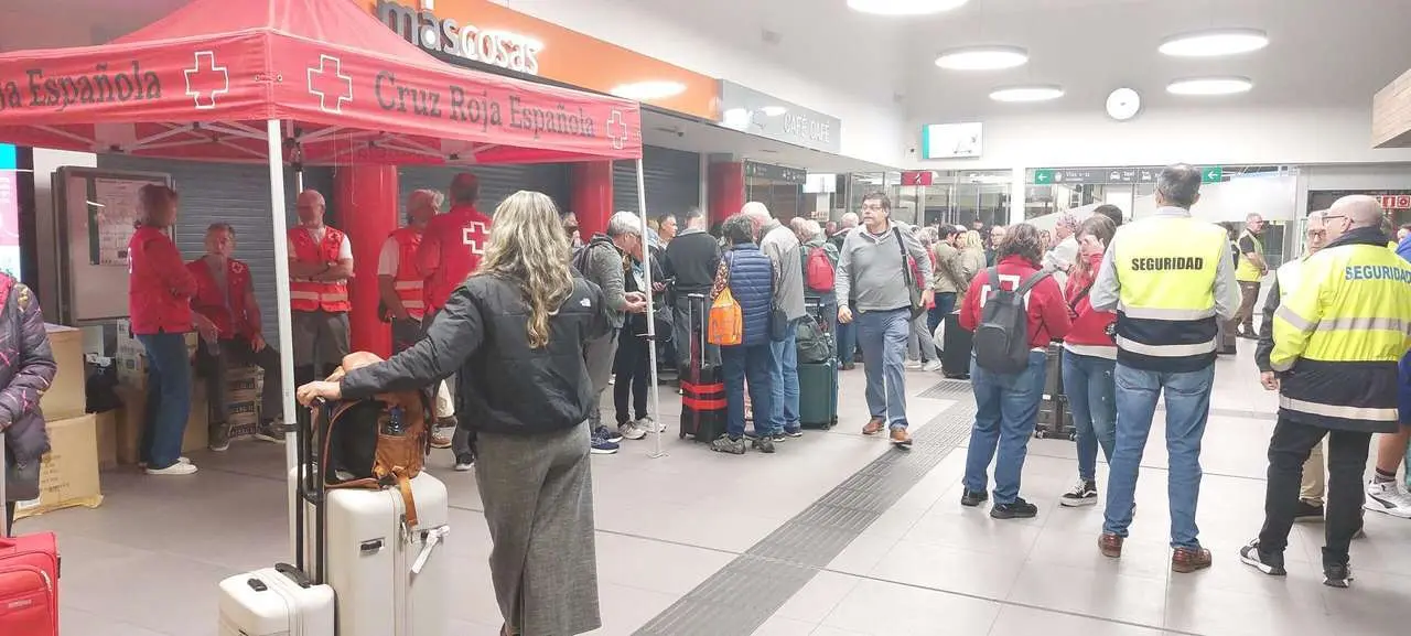 Asistencia de Cruz Roja en la estaci&oacute;n de tren de Le&oacute;n durante esta noche
