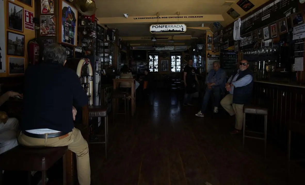 Un bar de Ponferrada afectado por el apag&oacute;n de este lunes. / C&Eacute;SAR S&Aacute;NCHEZ / ICAL