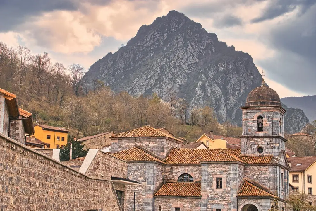 Panor&aacute;mica de Oseja de Sajambre (Le&oacute;n). / MONTA&Ntilde;AS DE RIA&Ntilde;O