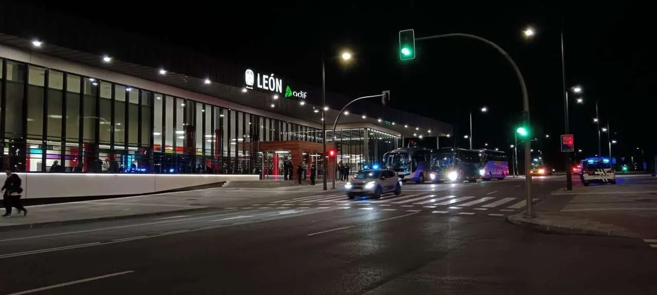 La estaci&oacute;nn dee tren de Le&oacute;n permaneci&oacute; abierta toda la noche del apag&oacute;n. / LE&Oacute;N24HORAS
