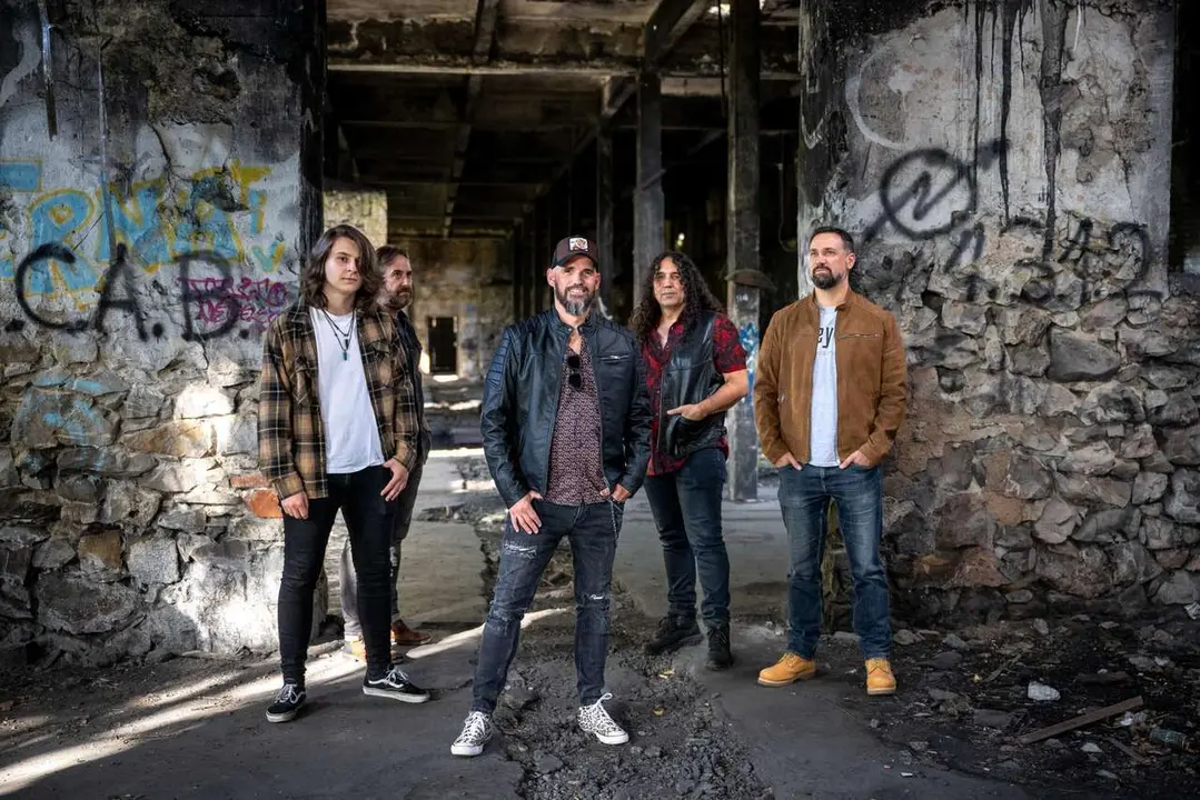 Raúl Vital junto a su banda en una imagen promocional.