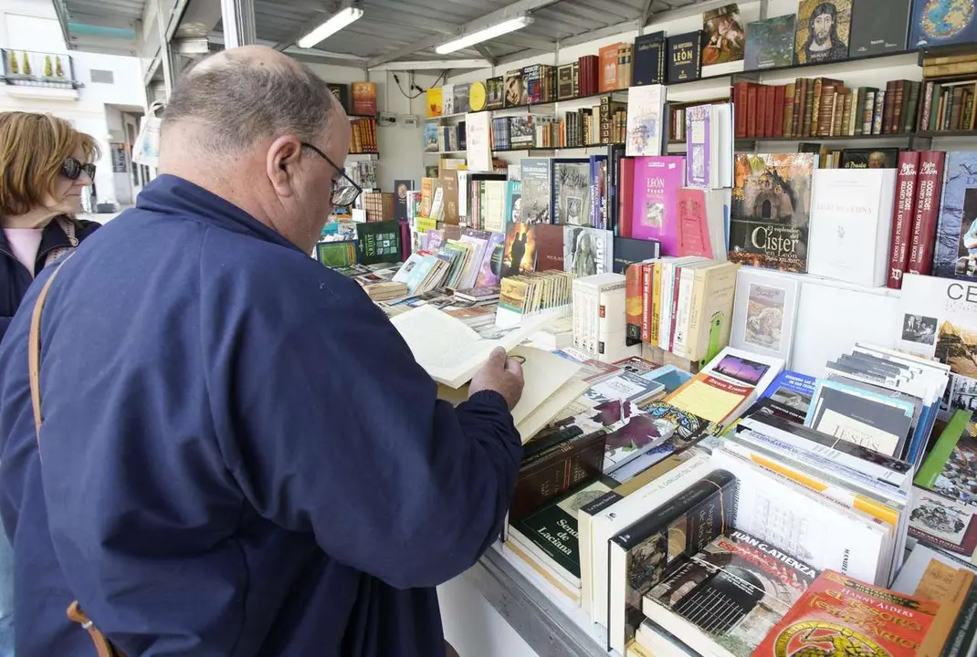 Inauguraci&oacute;n de la XXXII Feria del libro antiguo y de ocasi&oacute;n de Ponferrada. / C&Eacute;SAR S&Aacute;NCHEZ / ICAL