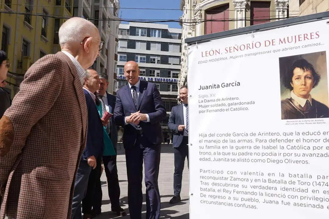 El alcalde de Le&oacute;n, Jos&eacute; Antonio Diez, inaugura la exposici&oacute;n &lsquo;Se&ntilde;or&iacute;o de Mujeres&rsquo;. / CAMPILLO / ICAL