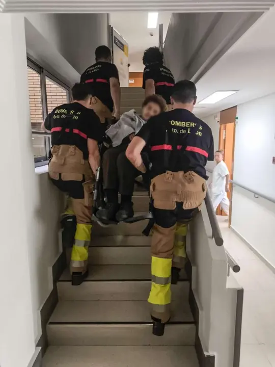 Una de las actuaciones de los Bomberos de Le&oacute;n durante el apag&oacute;n. 