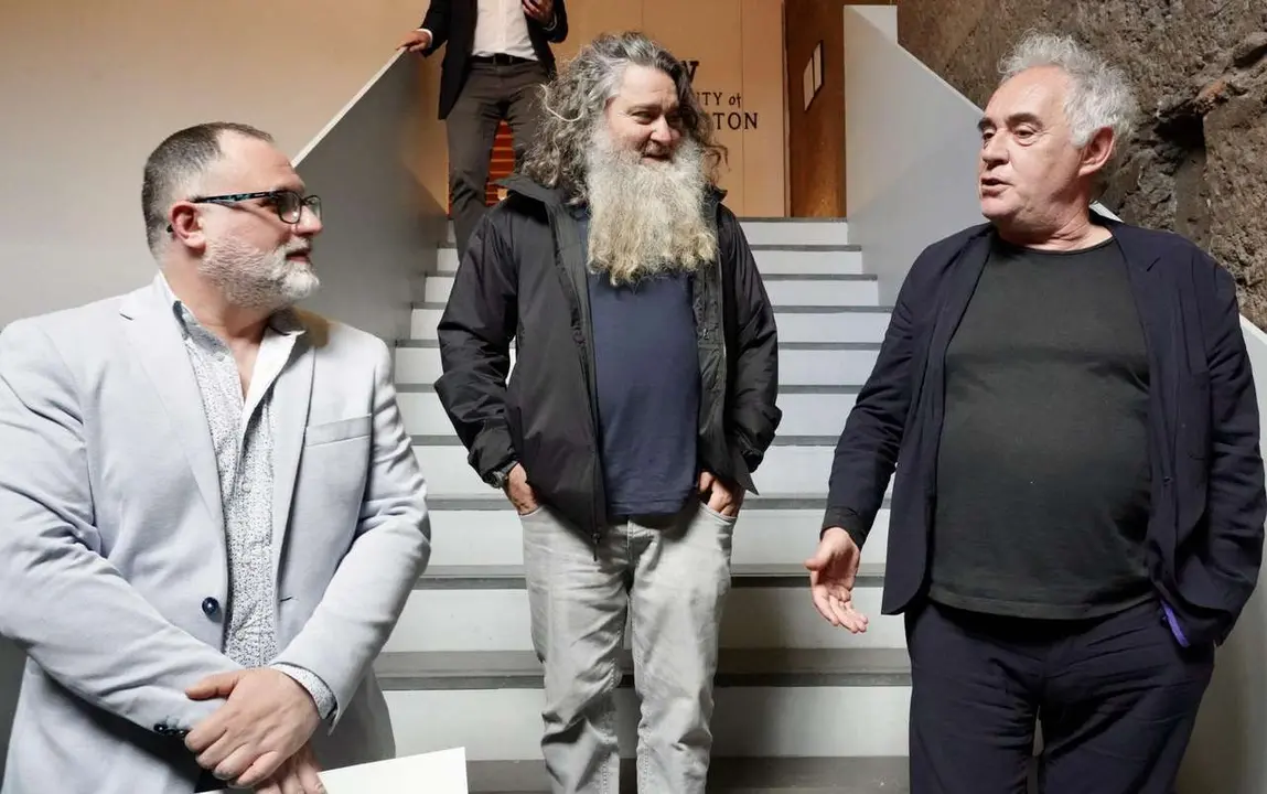 El en&oacute;logo berciano Ra&uacute;l P&eacute;rez, en el centro, durante un evento en Le&oacute;n. | ICAL
