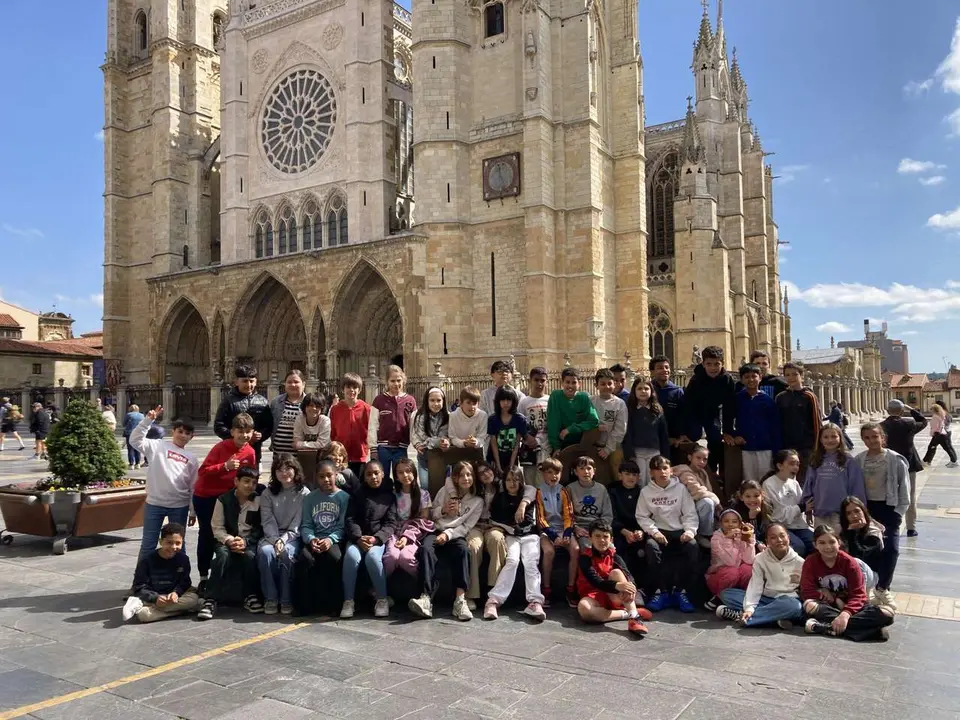 Alumnos del colegio San Claudio de Le&oacute;n en su visita este mi&eacute;rcoles a la catedral 