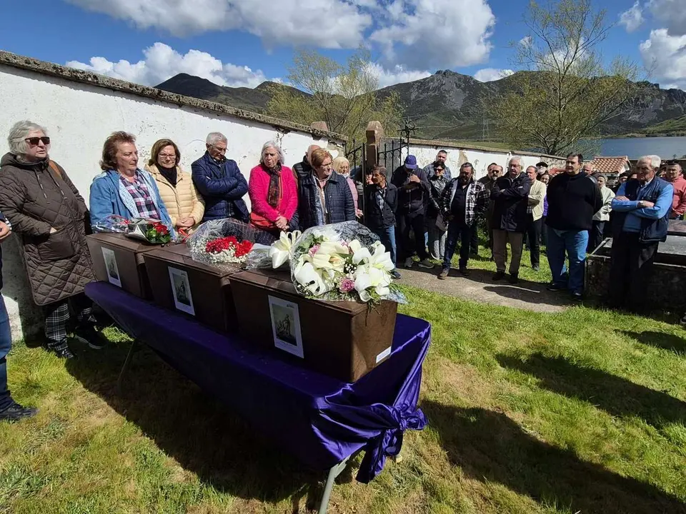 ICAL. La ARMH entrega los restos de 14 personas exhumadas en fosas comunes de Busdongo y Sena de Luna (Le&oacute;n)