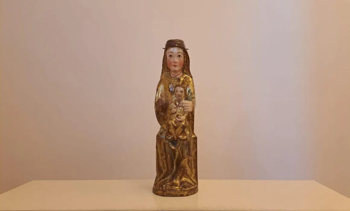 Virgen-con-Nino-Pieza-Mes-de-Mayo-2025
