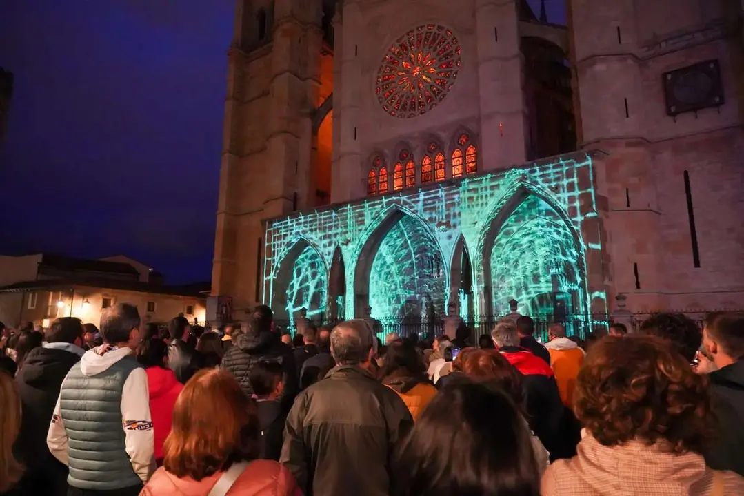 Campillo. ICAL. Primera proyecci&oacute;n en el p&oacute;rtico occidental de la Catedral que lleva a cabo el Ayuntamiento de Le&oacute;n con la colaboraci&oacute;n del Cabildo Catedralicio