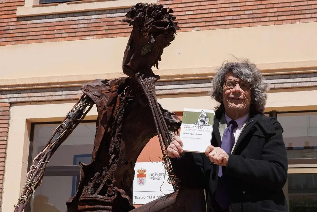 El escritor y periodista Eduardo Aguirre, presenta su ensayo 'Cervantes y la ternura humor&iacute;stica'./ ICAL