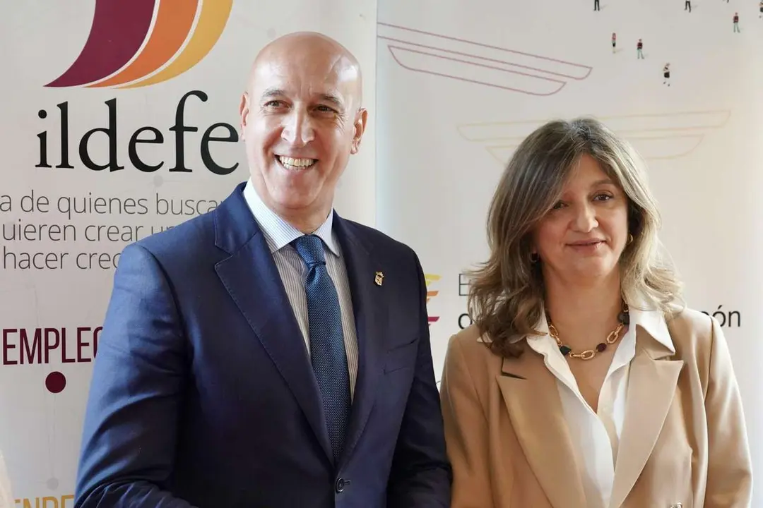 El alcalde de Le&oacute;n, Jos&eacute; Antonio Diez, y la rectora de la Universidad de Le&oacute;n, Nuria Gonz&aacute;lez, presentan del Grado en Ciencias Gastron&oacute;micas de la ULE. / CAMPILLO / ICAL