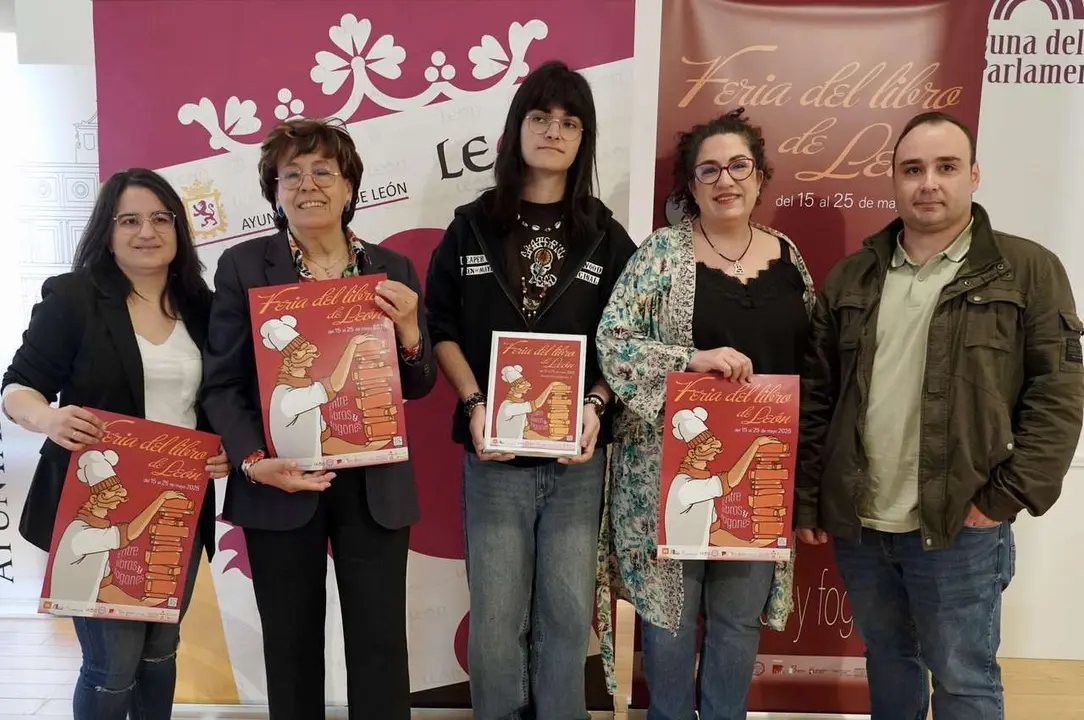 La concejala de Acci&oacute;n y Promoci&oacute;n Cultural, Elena Aguado, la presidenta de la Asociaci&oacute;n de Libreros, Sandra Llamas, y la secretaria de la entidad, Cristina Barrientos, presentan la Feria del Libro 2025. / AYTO. LE&Oacute;N