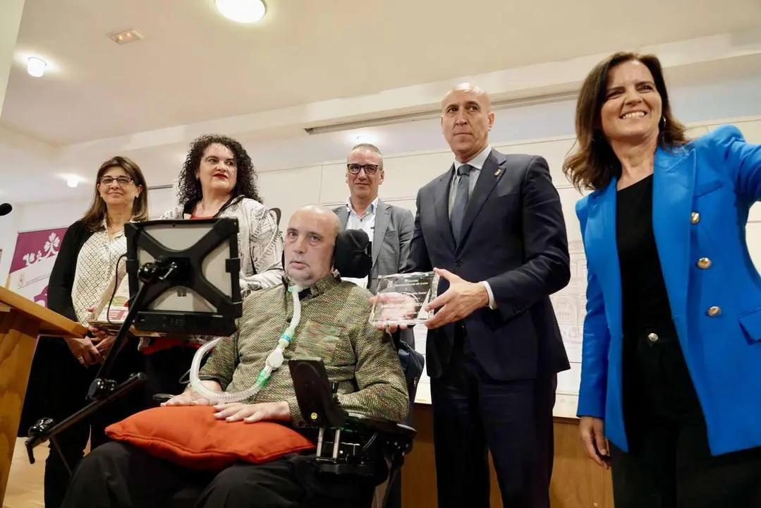 Campillo. ICAL. El alcalde de Le&oacute;n, Jos&eacute; Antonio Diez, preside el acto de entrega del Premio de Comercio Justo a Urbano Gonz&aacute;lez Escapa.