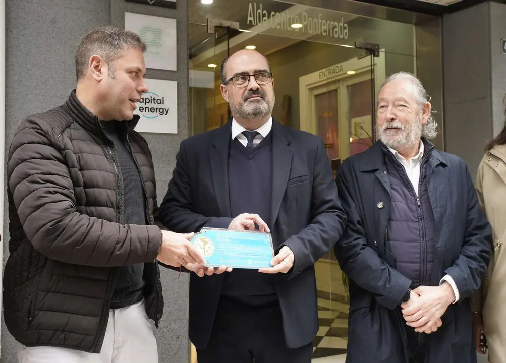 C&eacute;sar S&aacute;nchez. ICAL. El alcalde de Ponferrada, Marco Morala, el teniente alcalde y concejal de Turismo, Iv&aacute;n Alonso, y el presidente de la Delegaci&oacute;n en Ponferrada del Colegio Oficial de Arquitectos de Le&oacute;n, Jes&uacute;s Gorostiza, descubren la primera placa 'Ciudad del Dolar'
