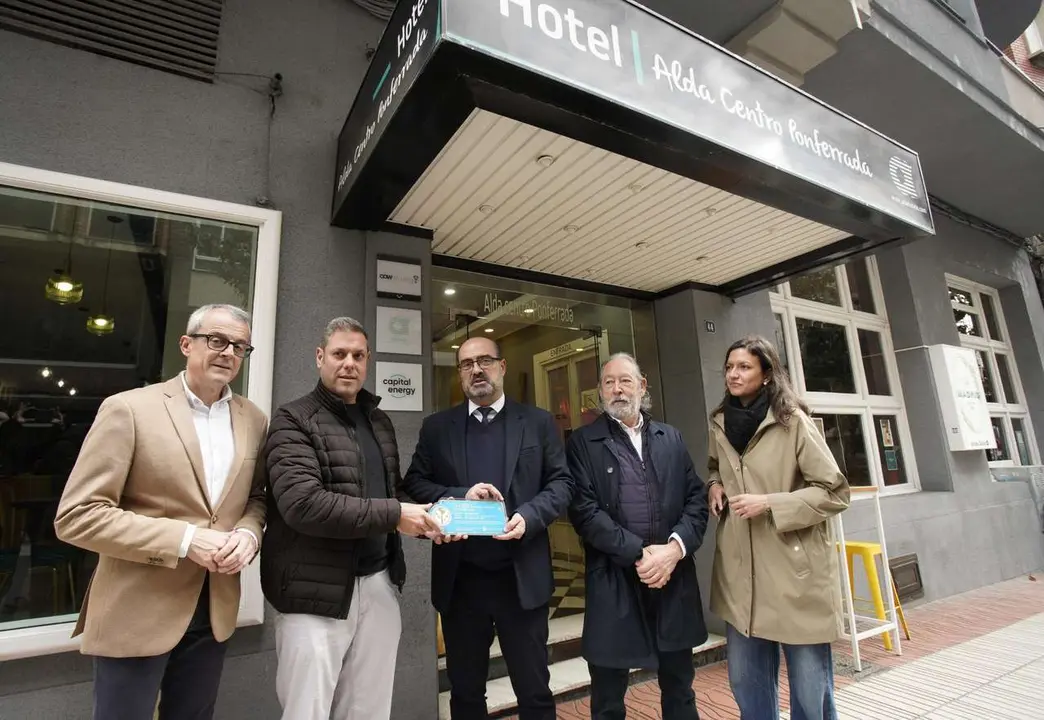 C&eacute;sar S&aacute;nchez. ICAL. El alcalde de Ponferrada, Marco Morala, el teniente alcalde y concejal de Turismo, Iv&aacute;n Alonso, y el presidente de la Delegaci&oacute;n en Ponferrada del Colegio Oficial de Arquitectos de Le&oacute;n, Jes&uacute;s Gorostiza, descubren la primera placa 'Ciudad del Dolar'