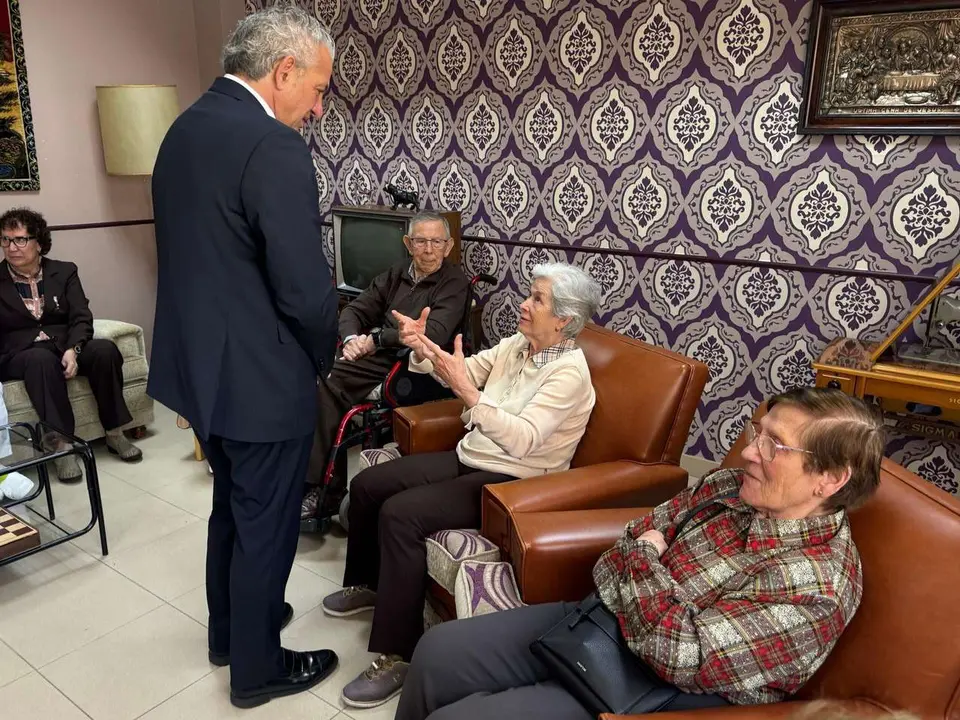 Imagen de archivo de una visita del delegado del Gobierno en Castilla y Le&oacute;n a la sede de Alzheimer Le&oacute;n. 