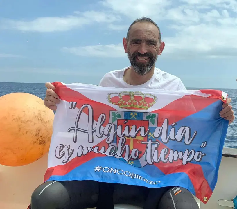 El deportista berciano Miguel Mart&iacute;nez Basurco completa a nado los 18 kil&oacute;metros del Estrecho de Gibraltar en menos de cinco horas