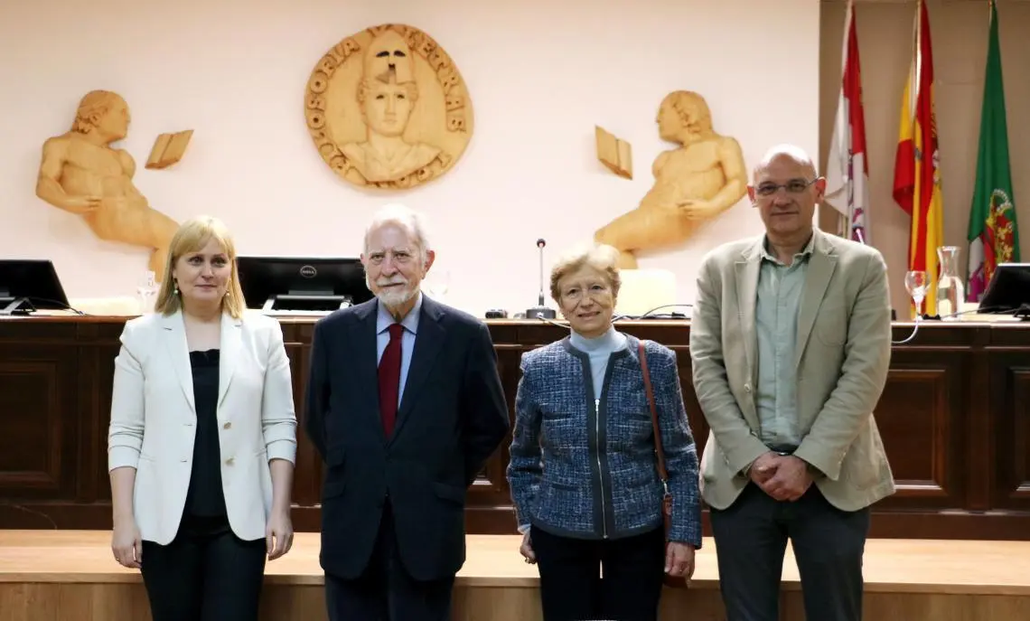 Los escritores y acad&eacute;micos de la RAE&nbsp;Jos&eacute; Mar&iacute;a Merino y &Aacute;ngeles Encinar&nbsp;
